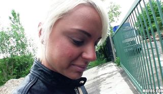 Stupefying young floozy Iva impales her great body